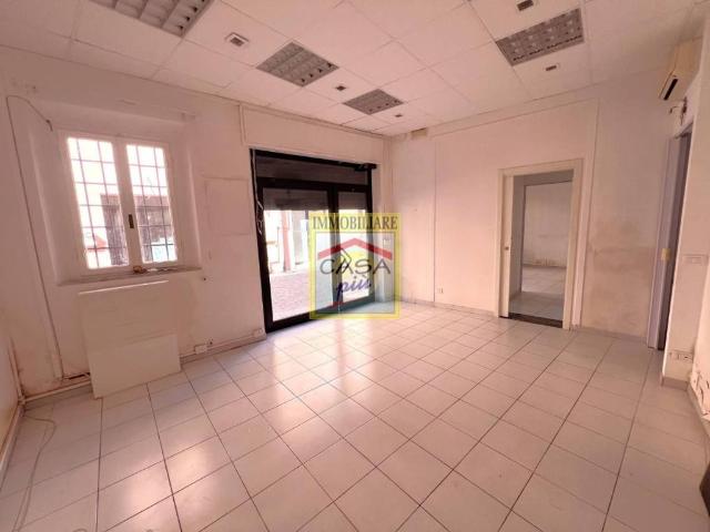 Locale Commerciale in affitto a Cascina