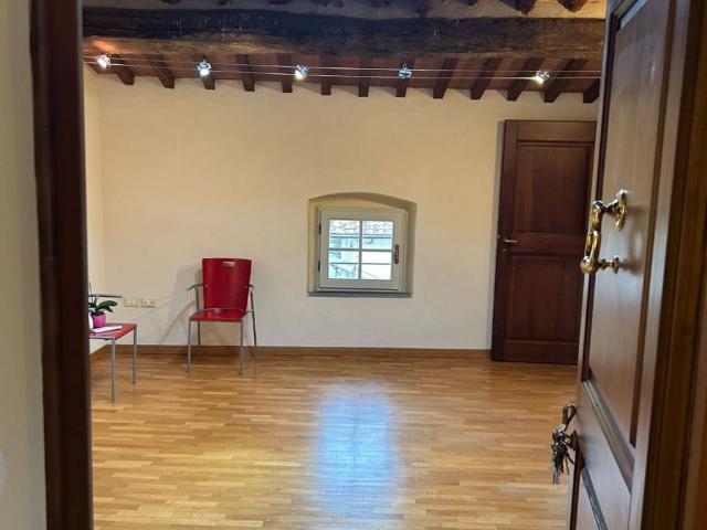 Locale Commerciale in affitto a Cascina