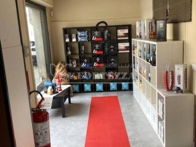 Locale Commerciale in affitto a Navacchio, Cascina
