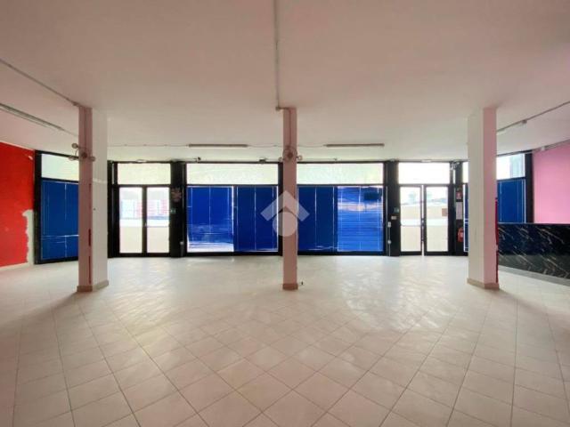 Locale Commerciale in affitto a Cascina, Toscana