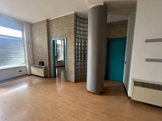 Locale Commerciale in affitto a Cascina