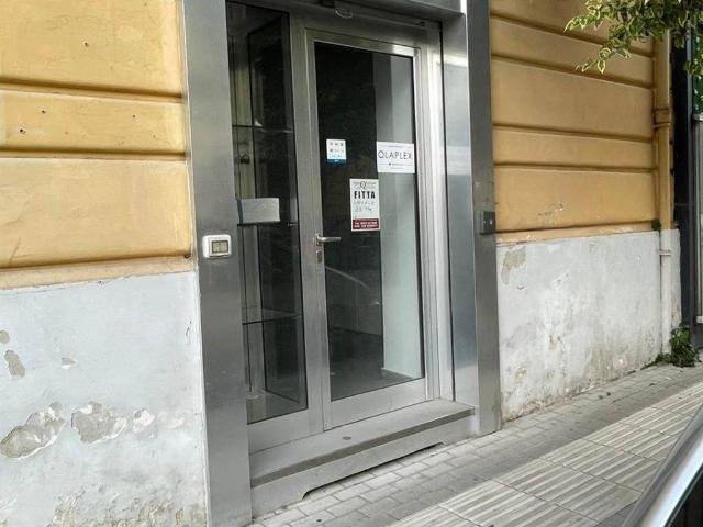 Locale Commerciale in vendita a Centro Storico, Caserta