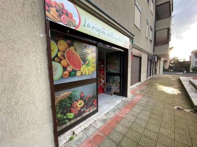 Locale Commerciale in affitto a Petrarelle, Caserta