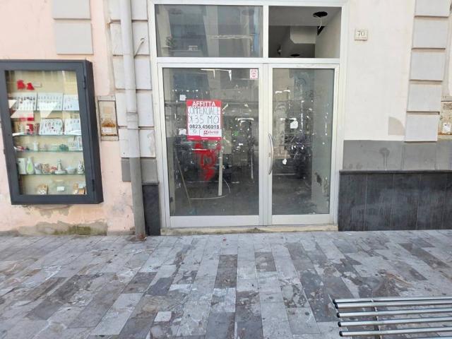 Locale Commerciale in affitto a Centro Storico, Caserta