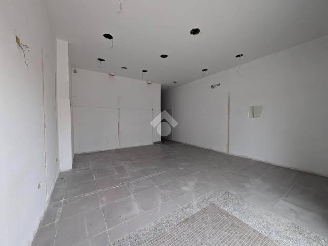 Locale Commerciale in affitto a Caserta, Campania