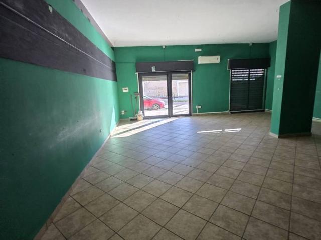 Locale Commerciale in affitto a Caserta, Campania