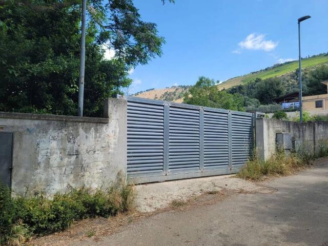 Locale Commerciale in affitto a Petrarelle, Caserta