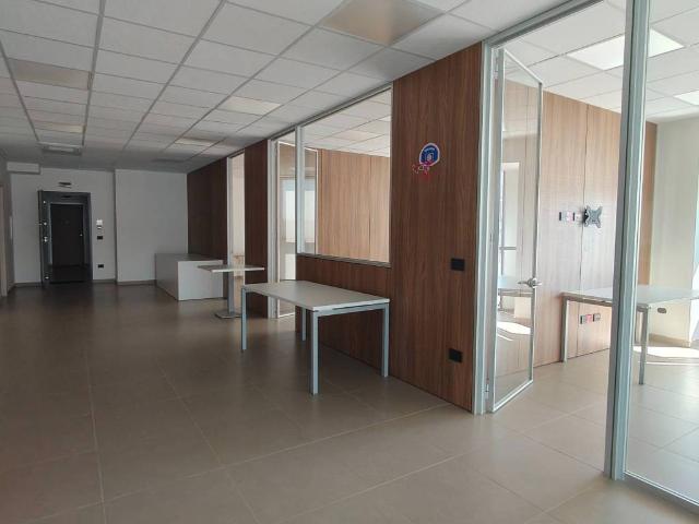 Locale Commerciale in affitto a Acquaviva, Caserta