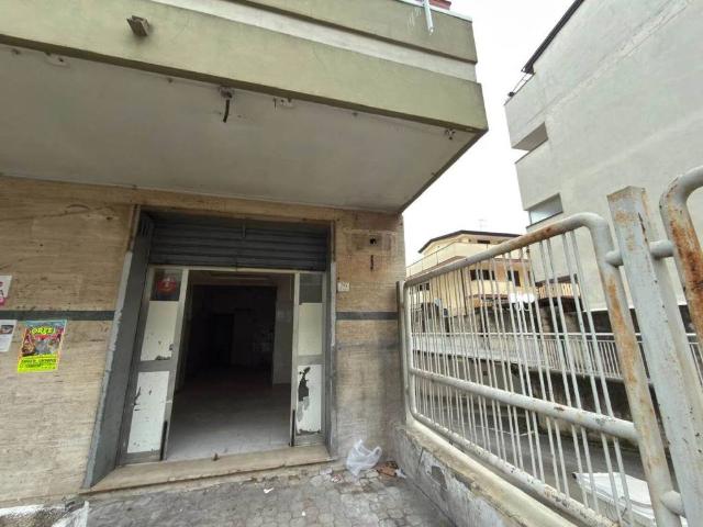 Locale Commerciale in affitto a Casolla, Caserta