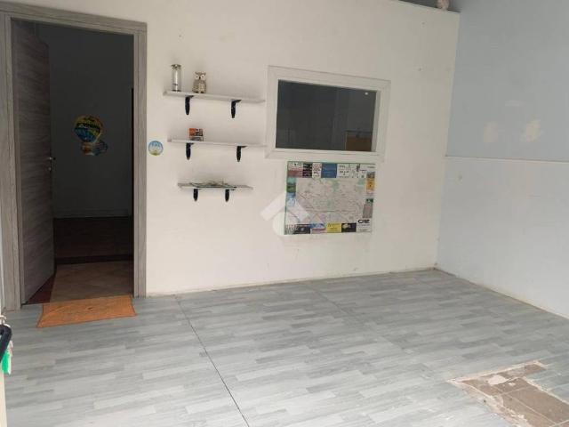 Locale Commerciale in affitto a Caserta, Campania