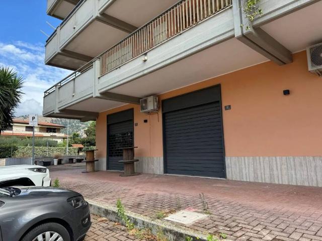 Locale Commerciale in affitto a Petrarelle, Caserta