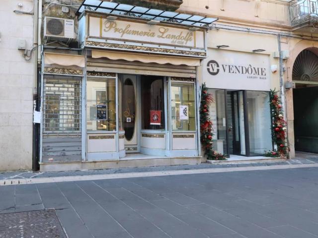 Locale Commerciale in affitto a Centro Storico, Caserta