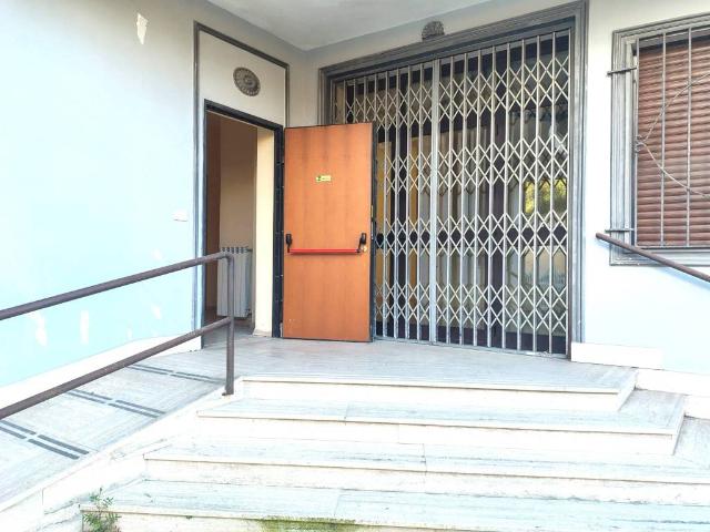 Locale Commerciale in affitto a Caserta, Campania