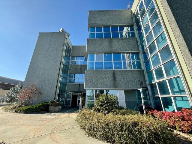 Locale Commerciale in affitto a Casorate Primo, Pavia