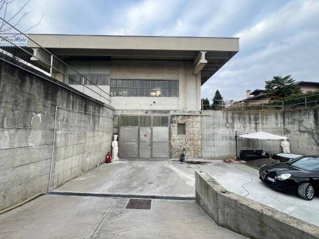 Locale Commerciale in affitto a Casorate Sempione, Lombardia