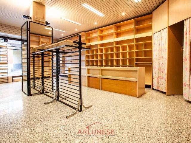 Locale Commerciale in affitto a Casorezzo, Lombardia