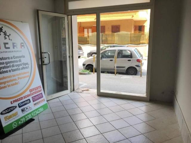 Locale Commerciale in affitto a Casoria, Campania