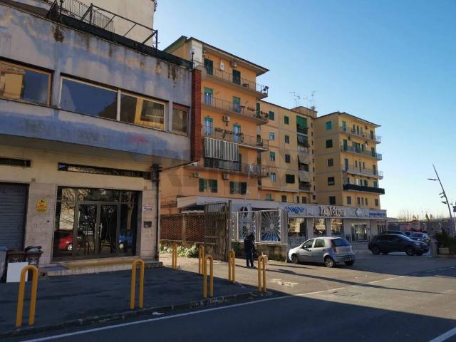 Locale Commerciale in affitto a Arpino, Casoria