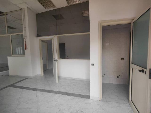 Locale Commerciale in affitto a Casoria, Campania