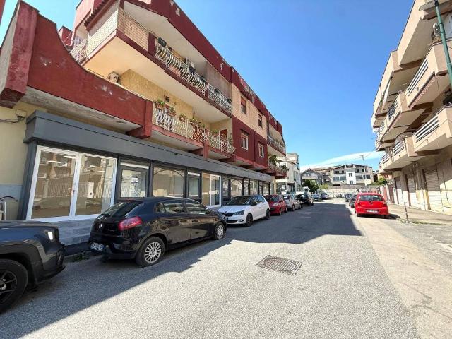 Locale Commerciale in affitto a Cittadella di Casoria, Casoria