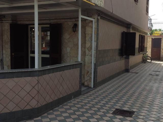 Locale Commerciale in affitto a Casoria, Campania