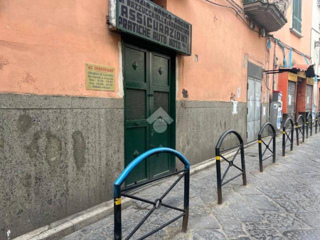 Locale Commerciale in affitto a Casoria, Campania