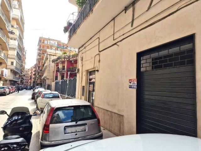 Locale Commerciale in affitto a Casoria, Campania
