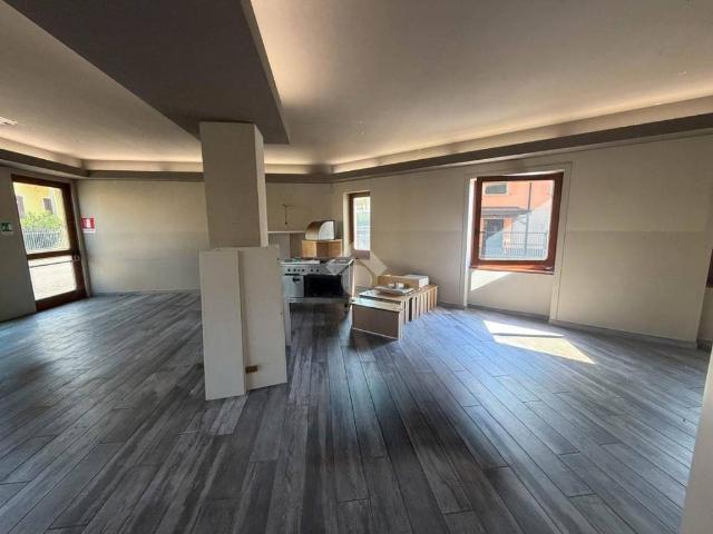 Locale Commerciale in affitto a Cassago Brianza, Lombardia