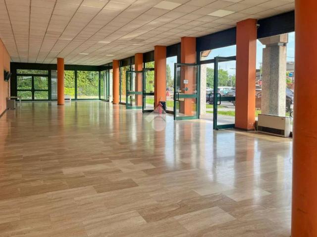 Locale Commerciale in affitto a Cassano D'adda, Lombardia