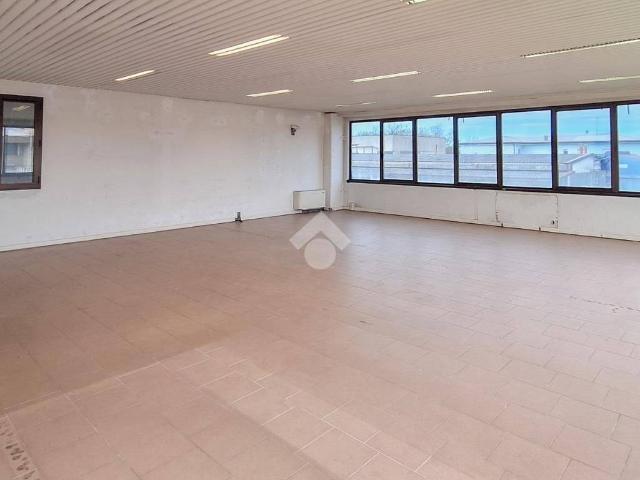 Locale Commerciale in affitto a Cassano D'adda, Lombardia