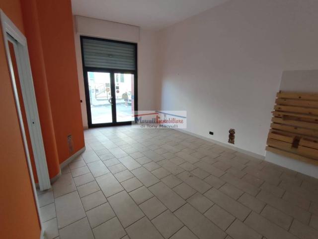 Locale Commerciale in affitto a Puglia, Bari