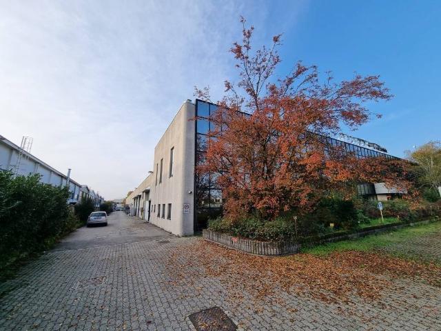 Locale Commerciale in affitto a Villa, Cassano Magnago