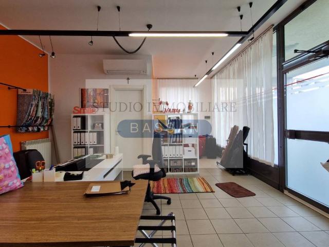 Locale Commerciale in affitto a Villa, Cassano Magnago