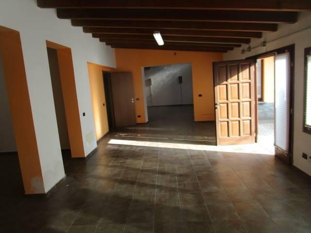 Locale Commerciale in affitto a Boschirolo, Cassano Magnago