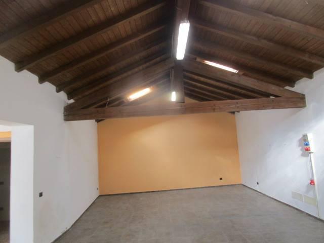 Locale Commerciale in affitto a Boschirolo, Cassano Magnago
