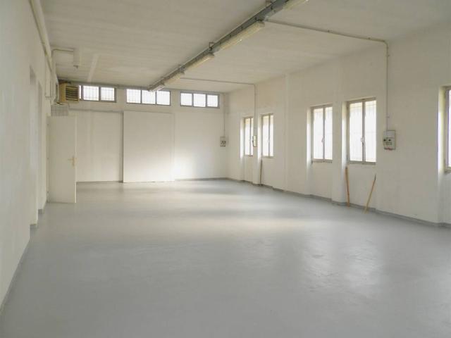Locale Commerciale in affitto a Villa, Cassano Magnago