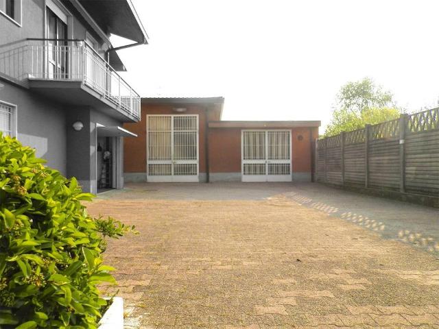 Locale Commerciale in affitto a Villa, Cassano Magnago