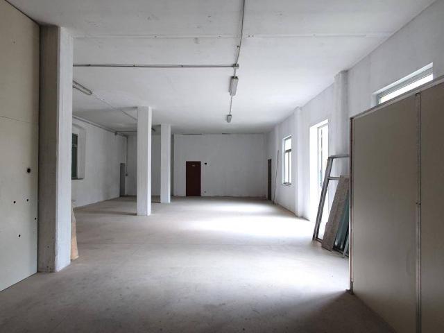 Locale Commerciale in affitto a Sant'Anna, Cassano Magnago