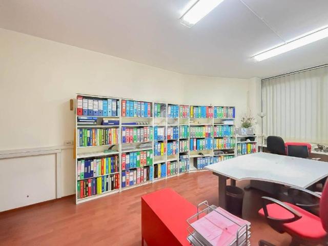 Locale Commerciale in affitto a Villa Fiorita, Cassina De' Pecchi