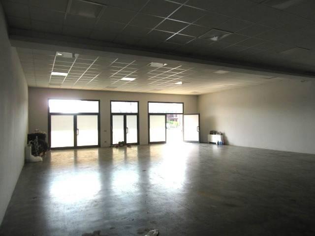 Locale Commerciale in affitto a Piemonte, Alessandria