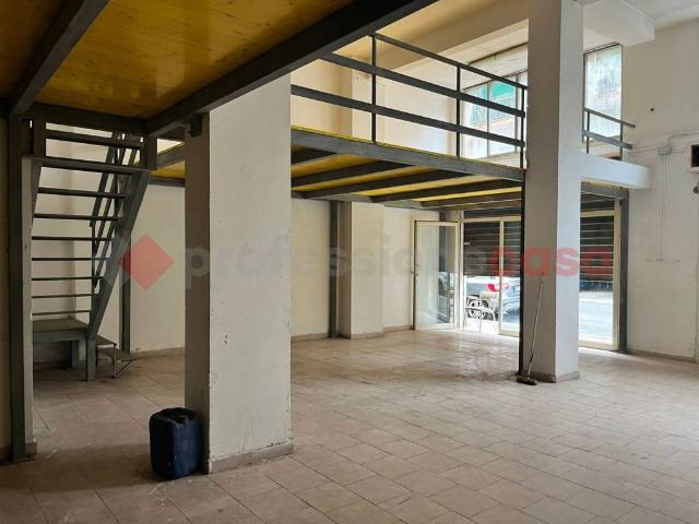 Locale Commerciale in affitto a San Silvestro, Cassino