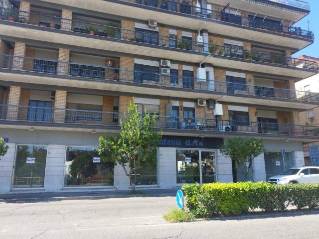 Locale Commerciale in affitto a San Silvestro, Cassino