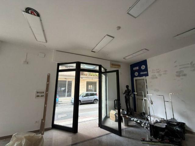Locale Commerciale in affitto a San Silvestro, Cassino