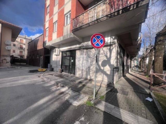 Locale Commerciale in affitto a San Silvestro, Cassino