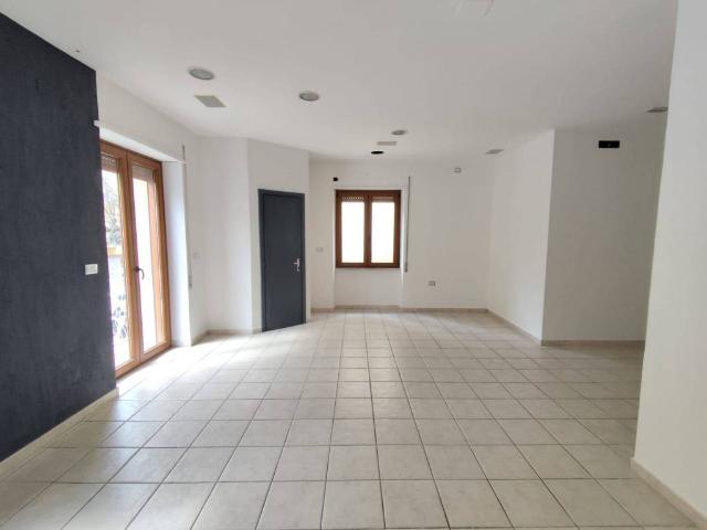Locale Commerciale in affitto a San Silvestro, Cassino