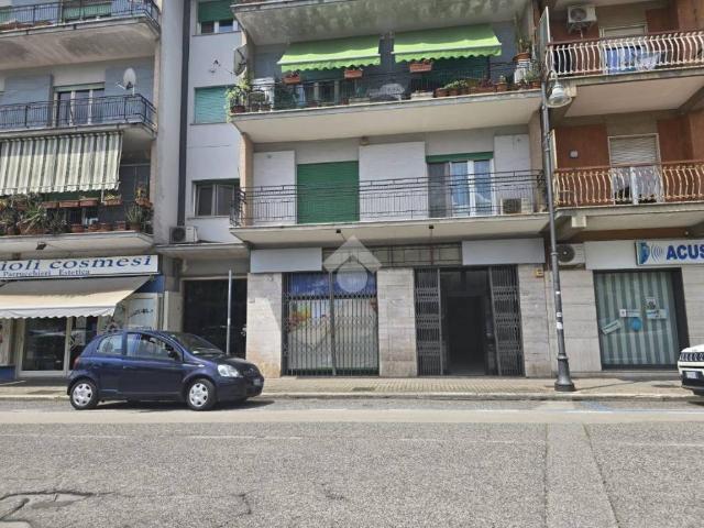 Locale Commerciale in affitto a San Silvestro, Cassino