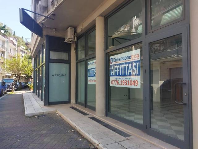 Locale Commerciale in affitto a San Silvestro, Cassino