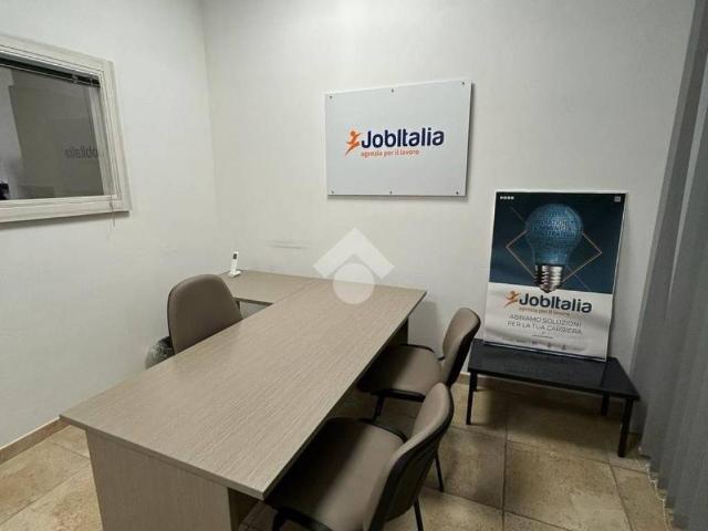 Locale Commerciale in affitto a San Silvestro, Cassino