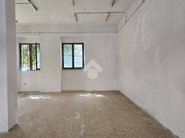 Locale Commerciale in affitto a San Silvestro, Cassino
