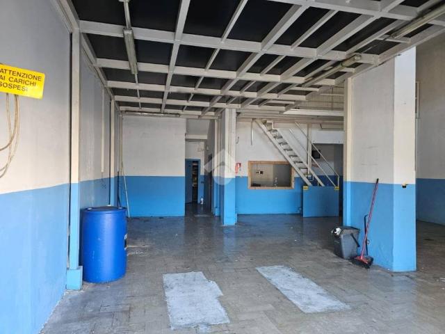 Locale Commerciale in affitto a San Silvestro, Cassino